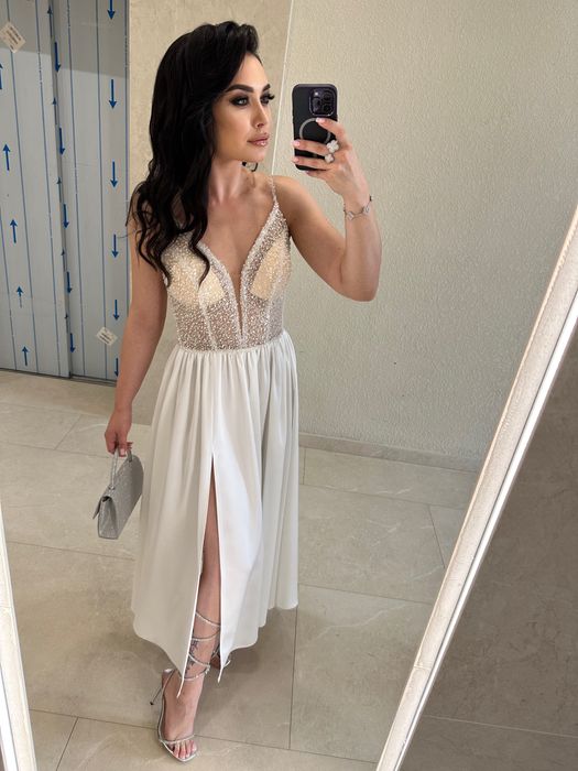 Сукня біла (можливо для весілля)