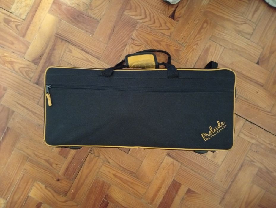 Saxofone Prelude de Conn Selmer em ótimas condições.
