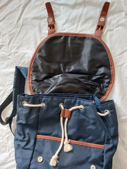 Mochila azul e castanha