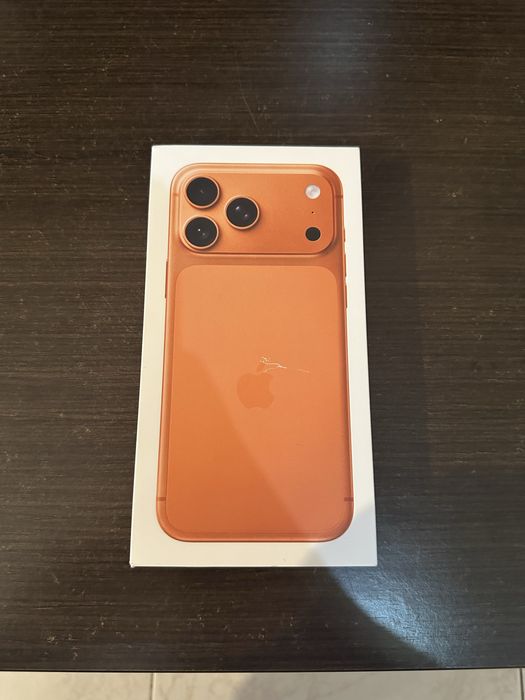 iPhone 17 pro Max laranja com 3 anos de garantia.