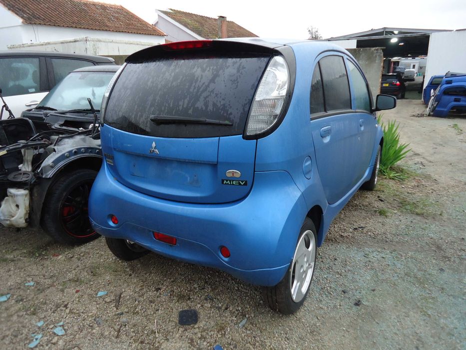 Mitsubishi i-MiEV de 2012 só ás peças