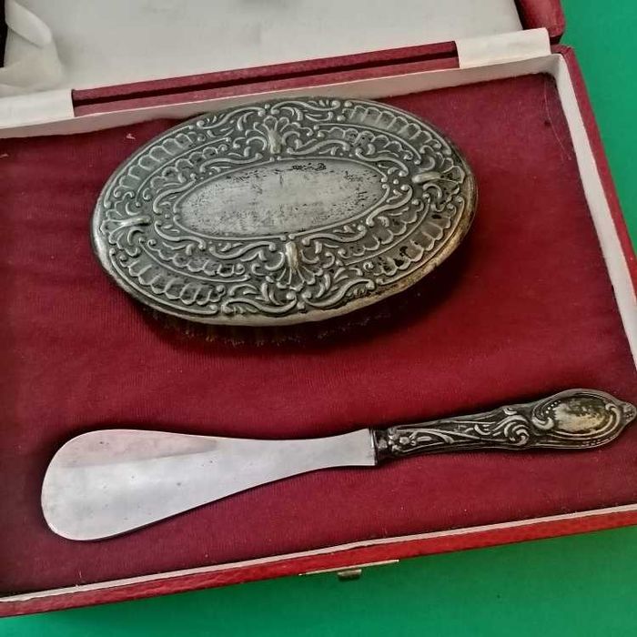 Estojo com calçadeira e escova em prata