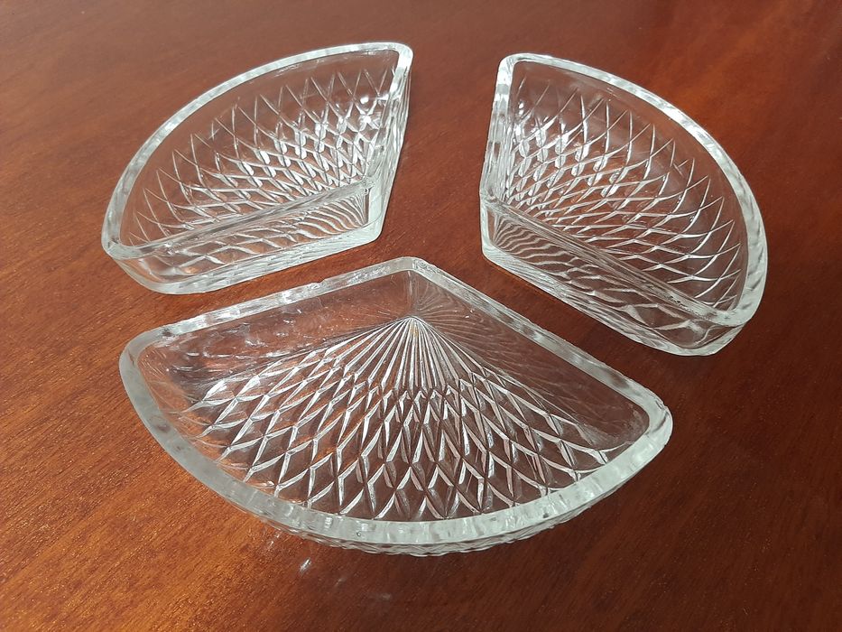 Гарнитур из трёх хрустальных тарелок.