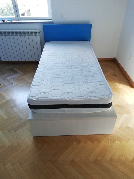 Mobília de quarto de solteiro (2 camas+2 colchões+2 camiseiros+2 estantes)