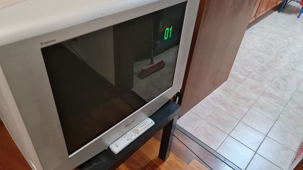 Vendo tv sony a funcionar muito bem. Inclui comando
