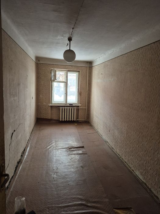 Продаж трьохкімнатной квартири під ремонт.