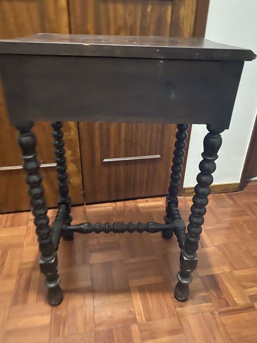 Mesinha de Apoio Vintage em Madeira Escura