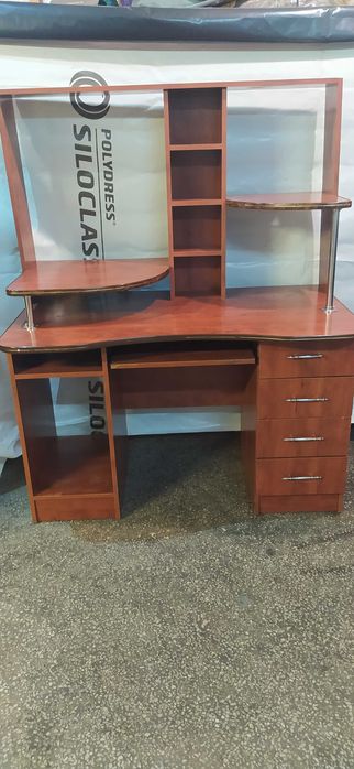 Комп'ютерний стіл