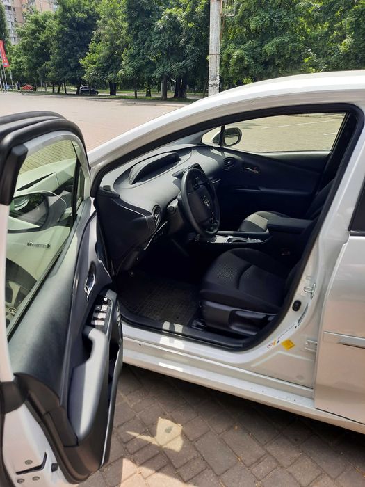 Продам Toyota Prius hybrid LE AWD 2022