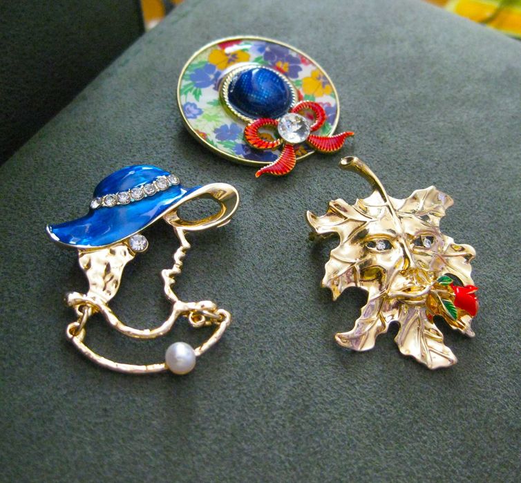 Alfinete / Broche / Pregadeira Folha c/ Rosto e Rosa NOVO