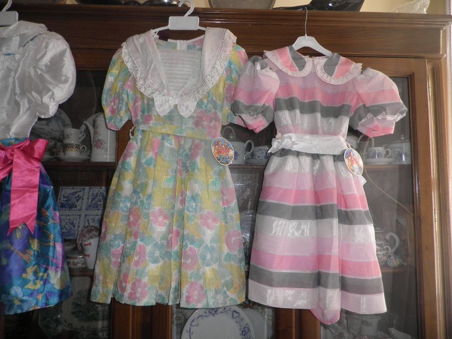 Vestidos de criança novos.