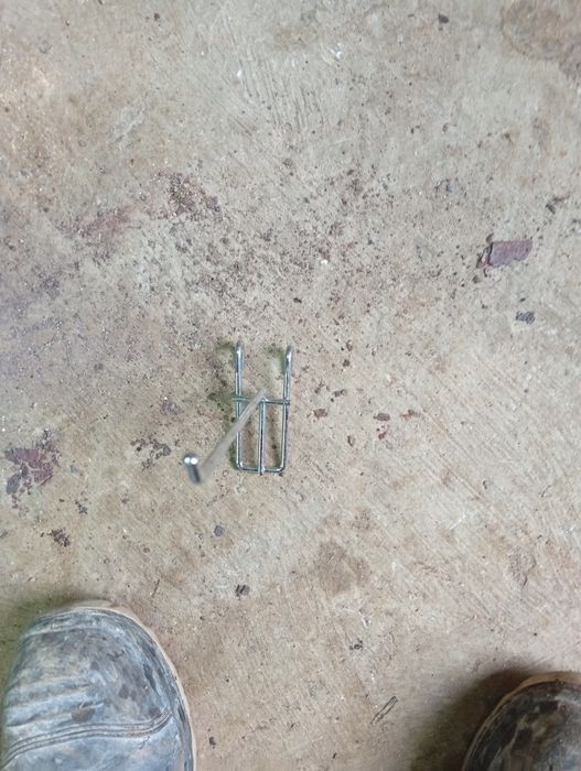 Vendo suportes para prateleiras de loja