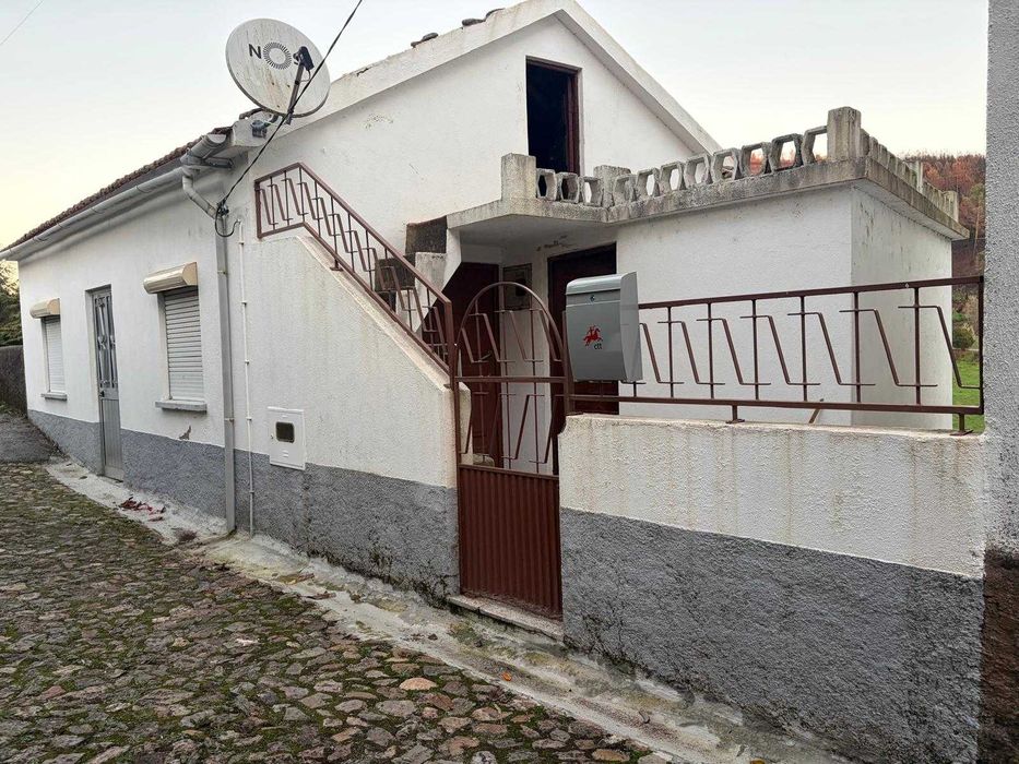 Casa T2 em Unhais-o-Velho: Projeto de Recuperação com Vistas + Terreno