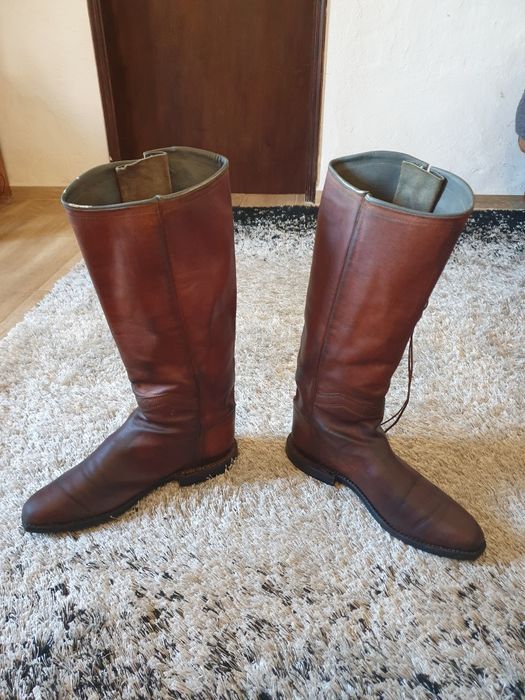 Vendo botas feitas á mão (Almeirim)de parteleira com pouco uso.