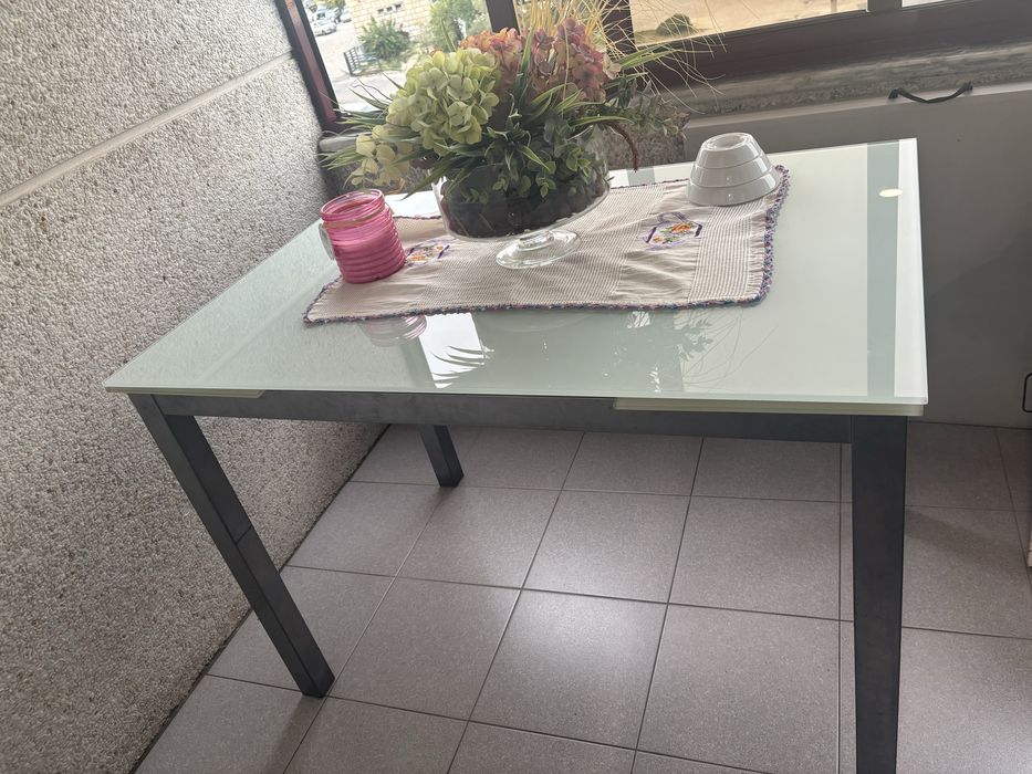 Mesa de vidro com aberturas
