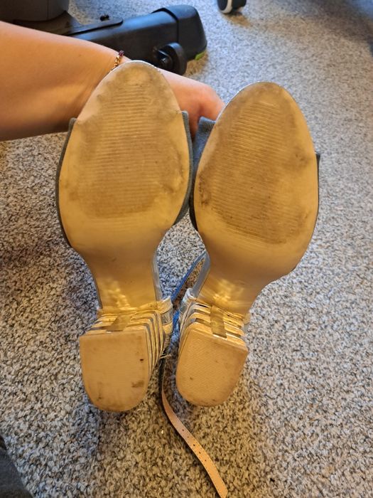 Eleganckie buty na słupku