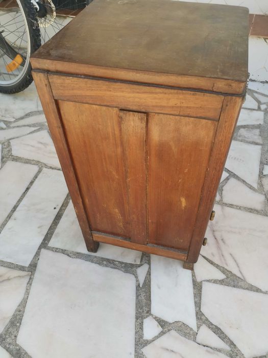 Mesa de cabeceira antiga.