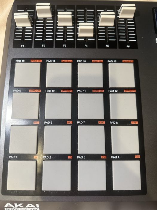 MIDI-контролер AKAI MPD 26 для тих, хто ще вірить шо можна заробити музикою :)