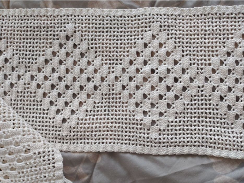 Caminho em renda feito à mão