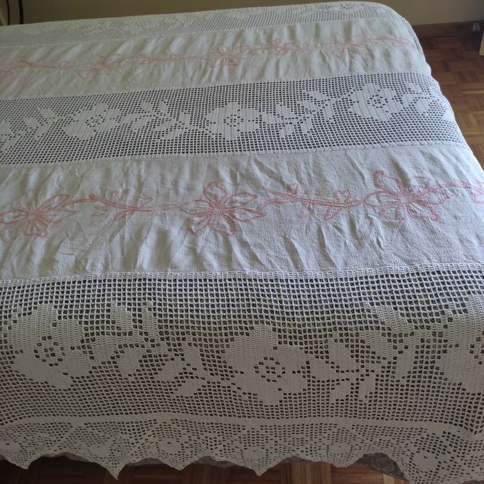 Duas colchas em linho, crochê e bordado (tom azul e tom rosa)