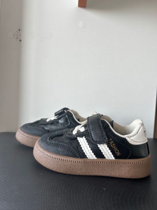 Дитячі кросівки весна