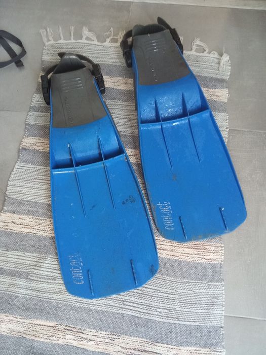 Barbatanas de mergulho com garrafas