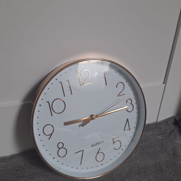 Zegar ścienny firmy QUARTZ