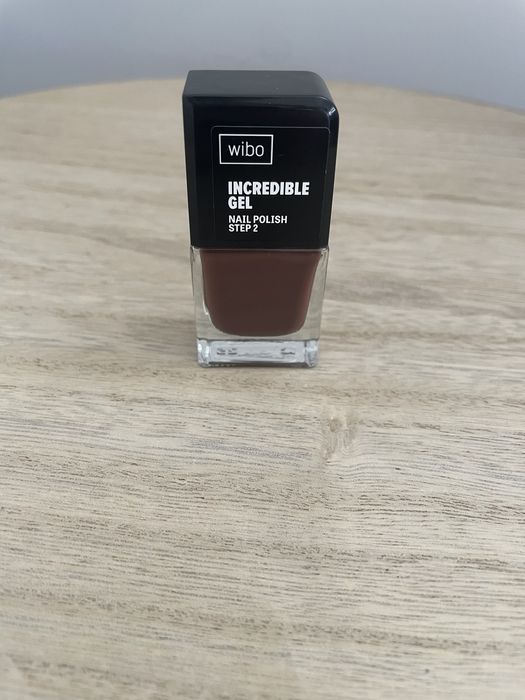 Brązowy lakier do paznokci żelowy