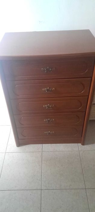 Estúdio cama com mesa de cabeceira e cómoda