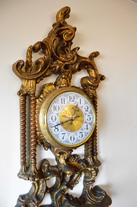 Relógio de Parede Antigo em Madeira Dourada.