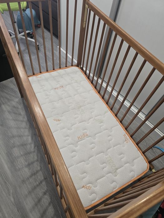 Berço  / Cama de Grades de Madeira com Colchão