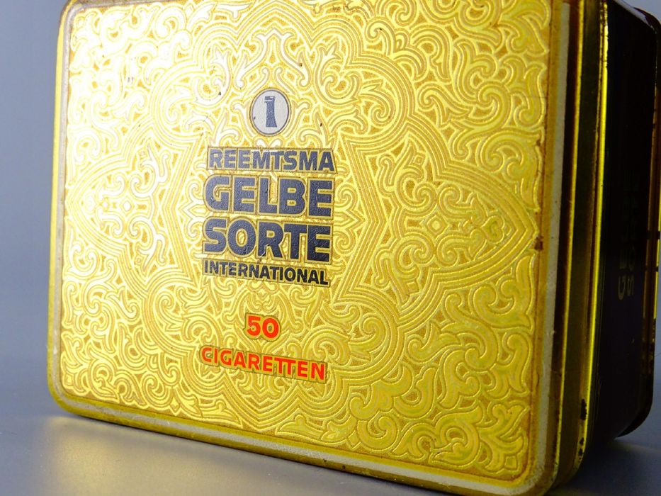 gelbe sorte stara metalowa puszka po papierosach