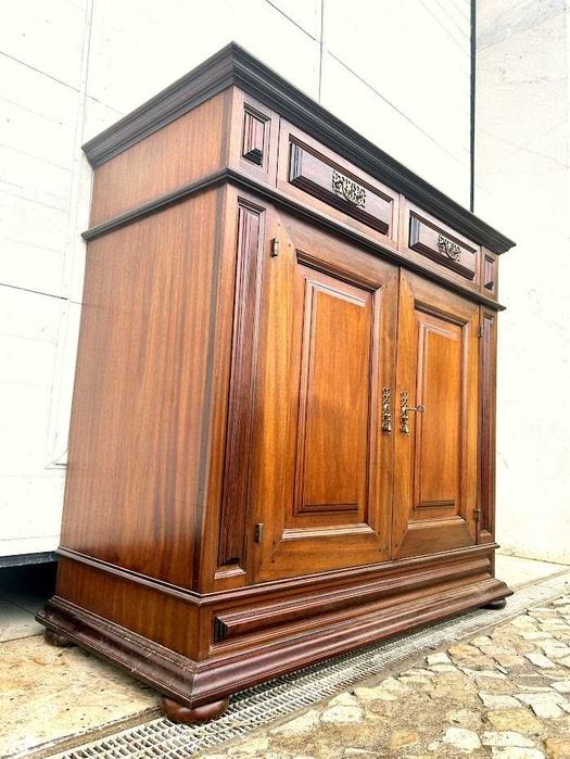 Paramenteiro antigo +118comp x 54prof x 111alt.