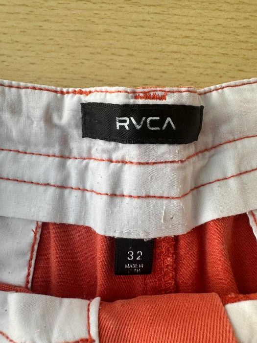 Calção masculino, cor coral/salmão, da marca RVCA