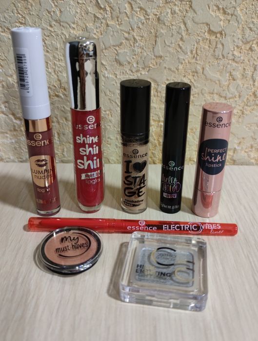 Набор косметики. Помада, блеск, тени