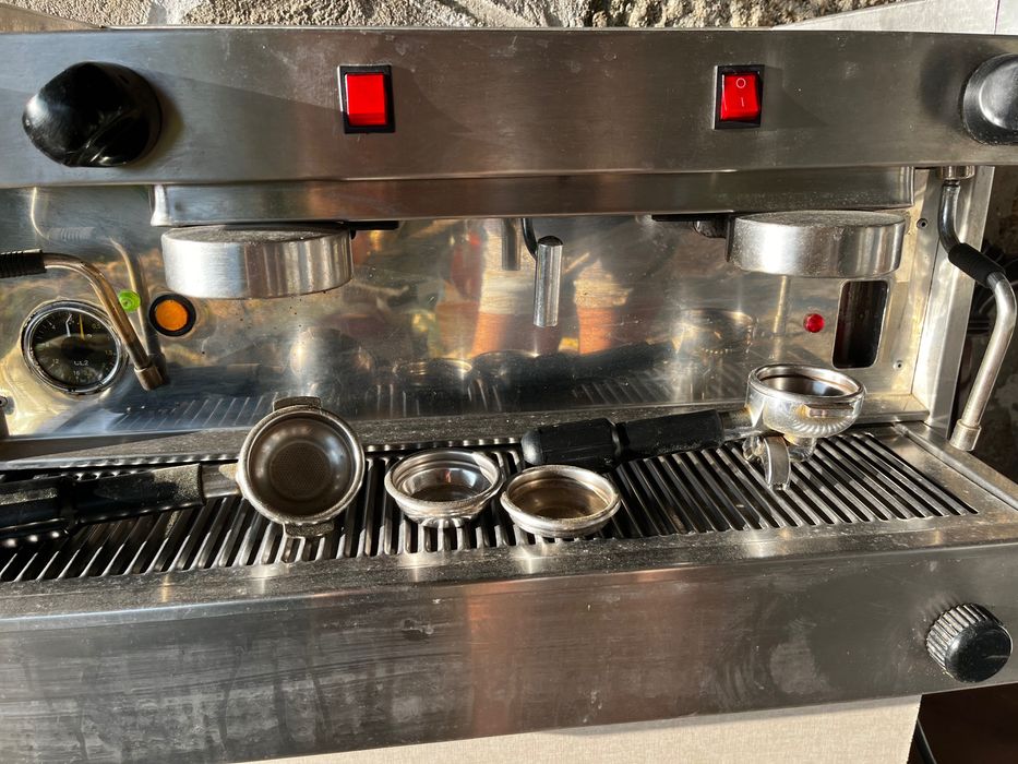 Máquina de Café Expresso Profissional 2 Grupos + Moinho + Filtro de Água