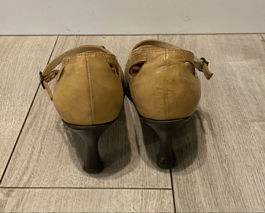 Czółenka z paskiem, skóra naturalna