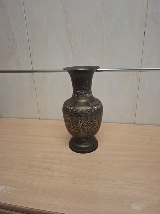 Jarra de metal estilo romano