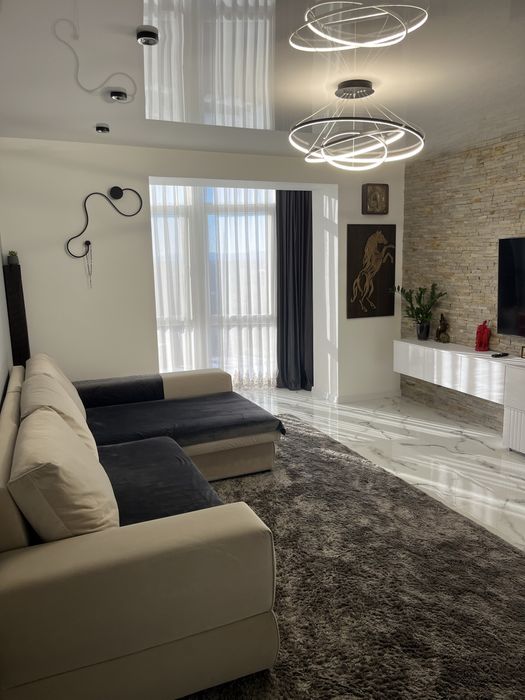 Двокімнатна квартира з меблями та технікою