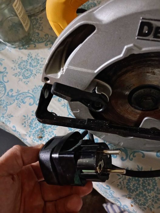 Piła tarczowa DeWalt na kabel