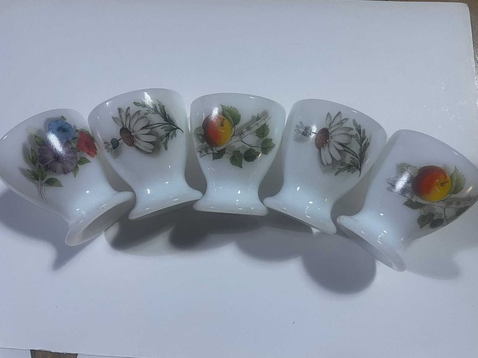Conjunto de 5 copos Arcopal para ovos em vidro opalino 1960