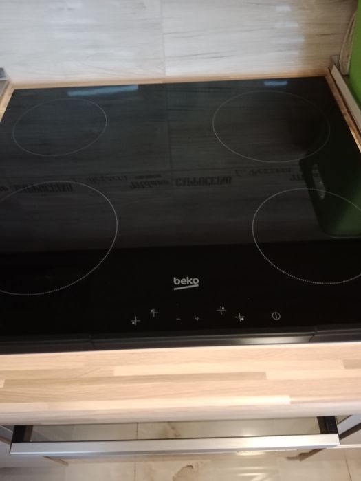 Piekarnik elektryczny z płytą ceramiczną do zabudowy.