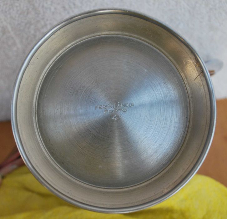 Bule metálico com 14 cms