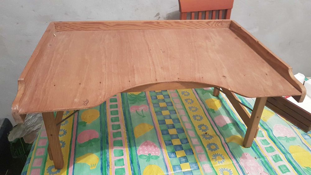 Mesa antiga pequeno almoço na cama