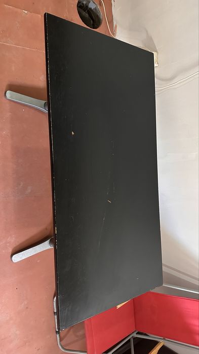 Mesa prera com alguns riscos