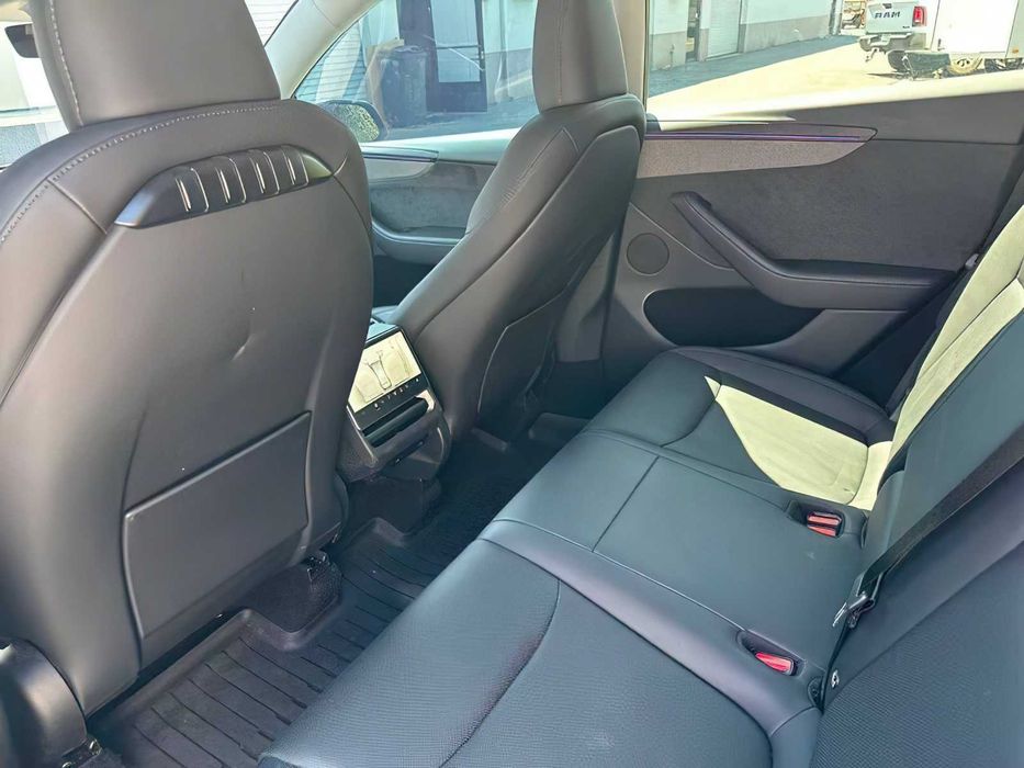 Tesla Model Y Premium      2026