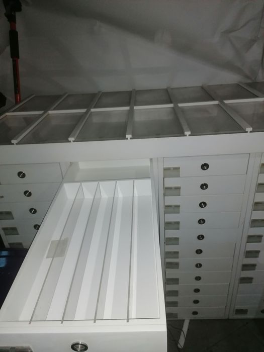 Movel para guardar e expor moedas