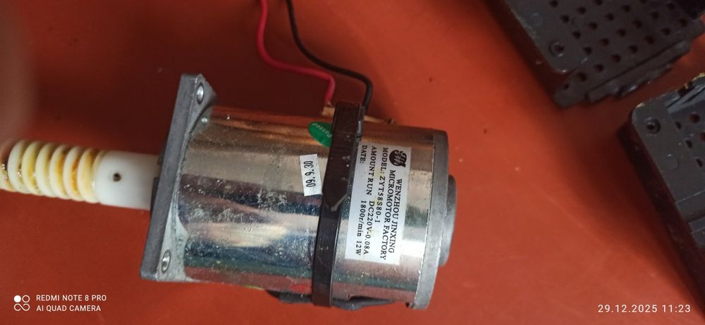Електро двигатель на 12v1800 обор/с.