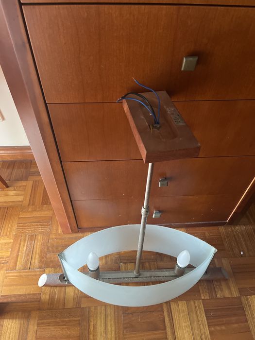 Candeeiro de teto e mesa de cabeceira