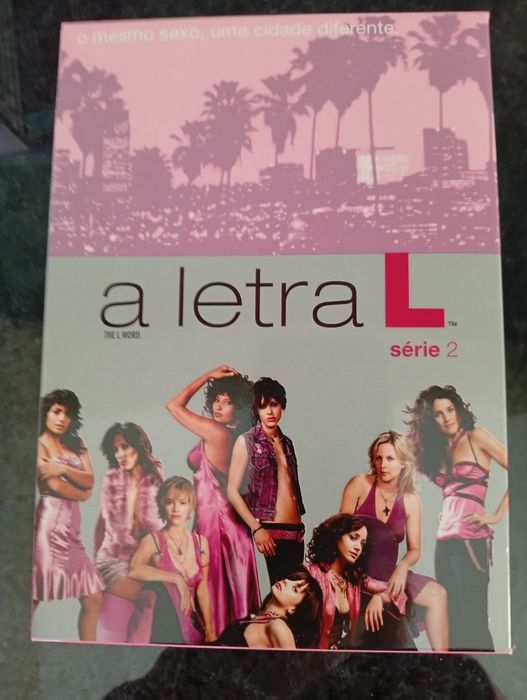 Vendo DVD da série "A Letra L"